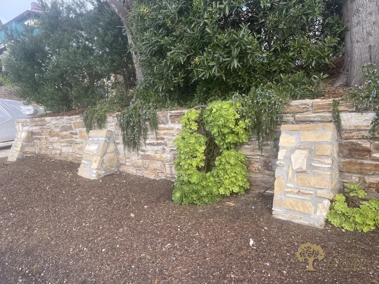 Natural stone retaining wall – wide view – American Gardens Landscaping