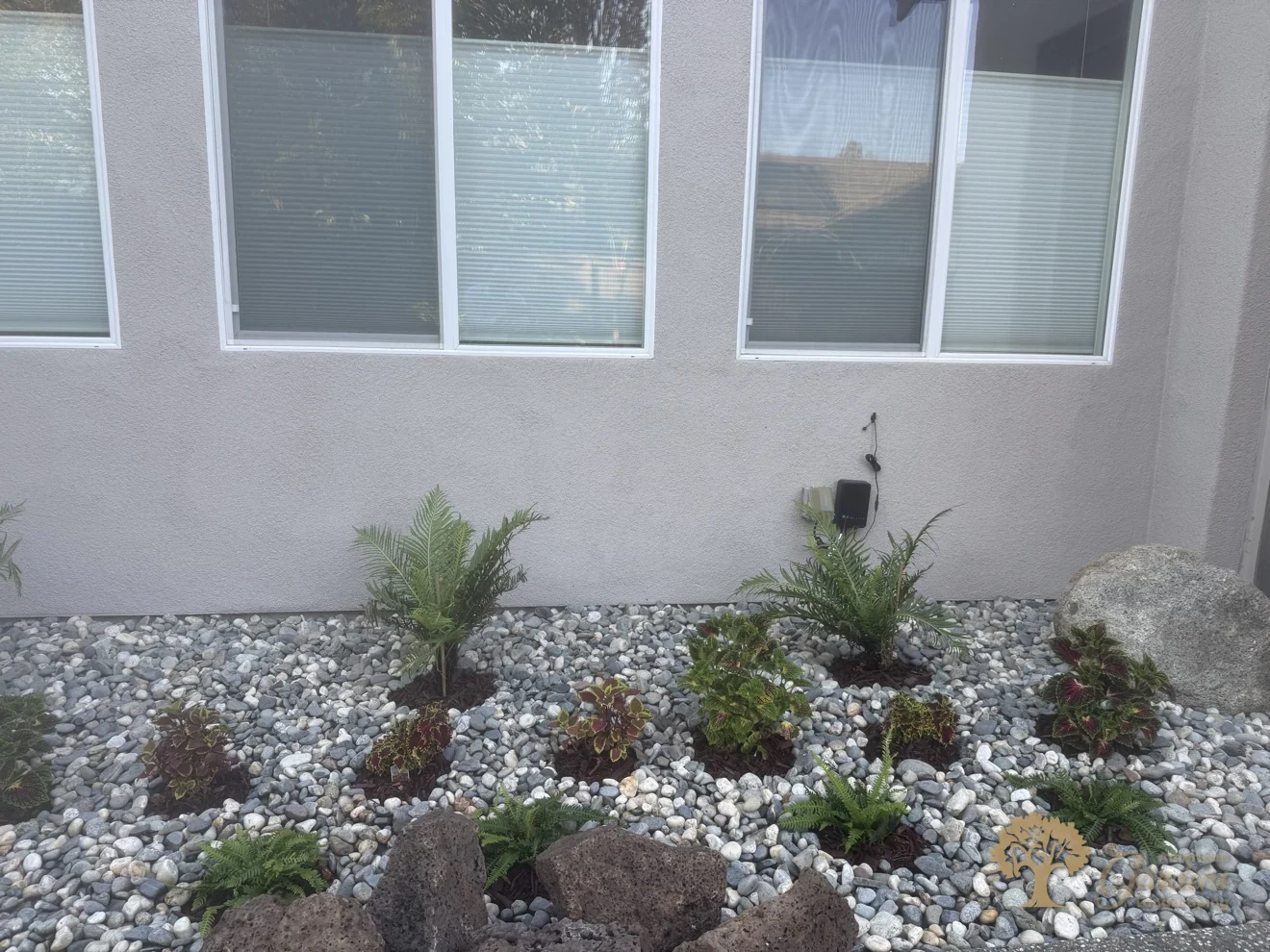 Finished side bed with boulders and river rock in Natomas, Sacramento – American Gardens Landscaping