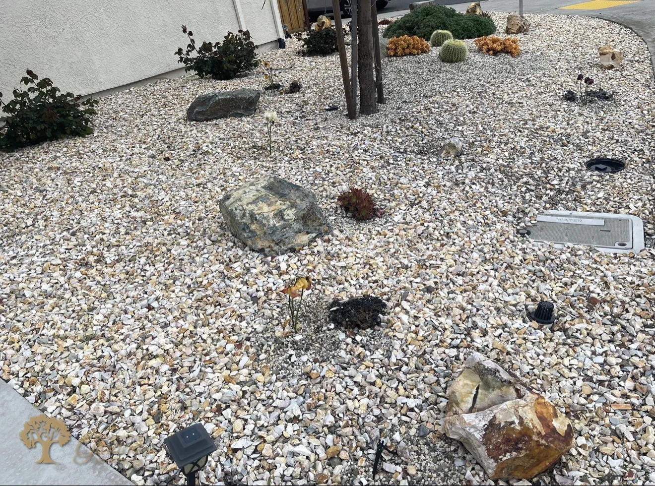 Decorative gravel and boulder xeriscape in Sacramento – American Gardens Landscaping
